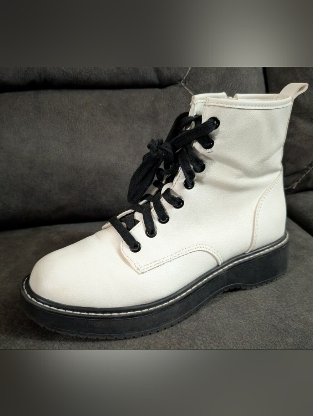 Madden NYC WMMN42AMB10 White Platform Combat Boot Single LEFT Replacement Size 8